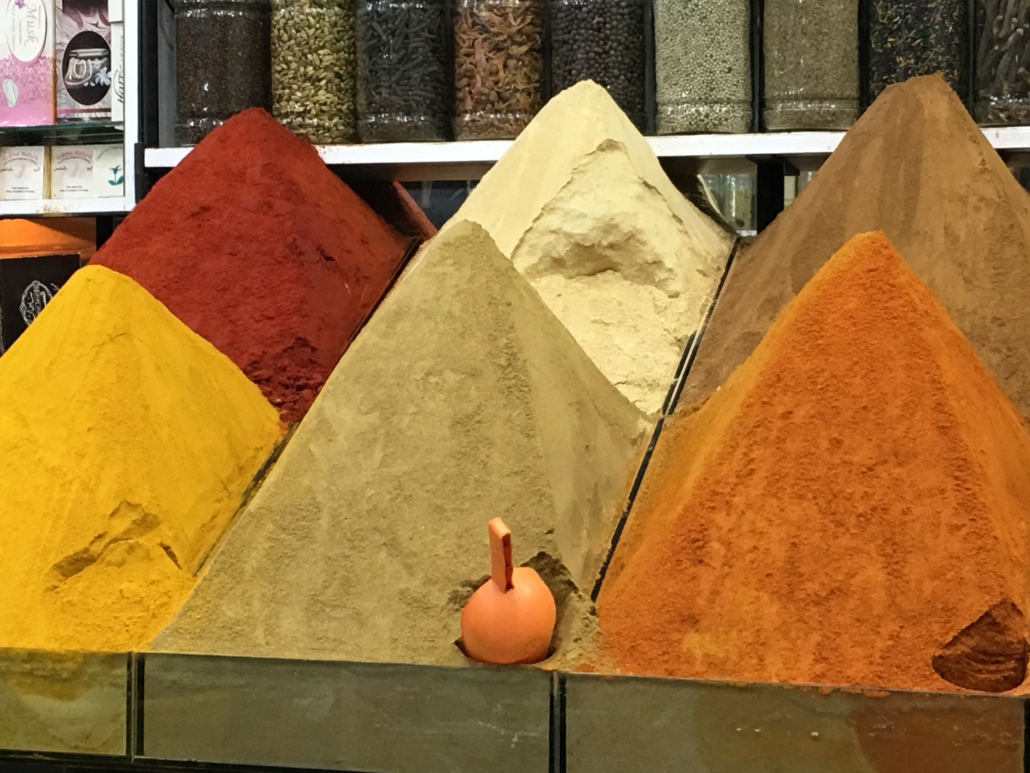 In den Souks von Marokko werden verschiedenste Gewürze ausgestellt.