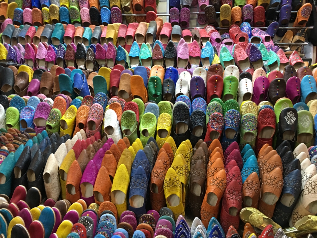 In den Souks von Marokko reihen sich viele bunte Schuhe aneinander.