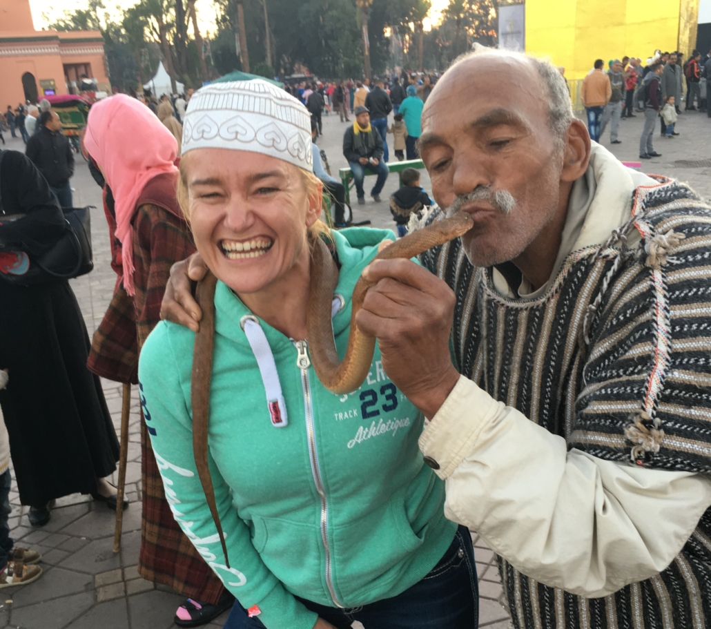 Eine Frau mit grünem Kapuzenpullover tourt durch die Souks von Marokko.