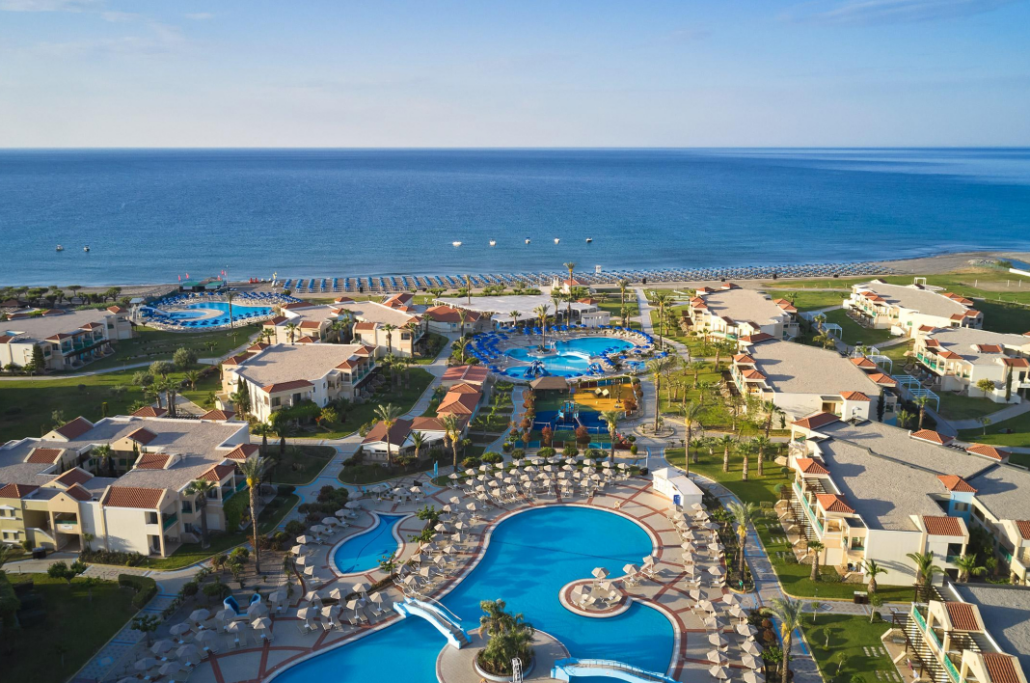 Träumen am Strand Luftaufnahme von Hotelanlange mit Blick aufs Meer
