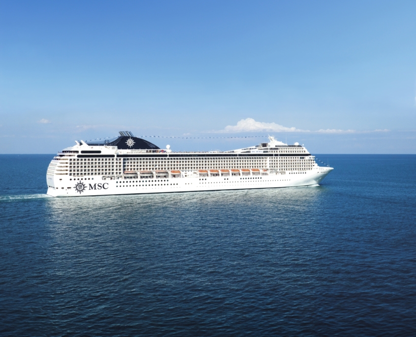 Ein großes weißes Kreuzfahrtschiff gleitet über ruhige, blaue Gewässer unter einem klaren, blauen Himmel und verspricht die perfekte Reise, zusammengestellt vom Reisebüro Zillertal.